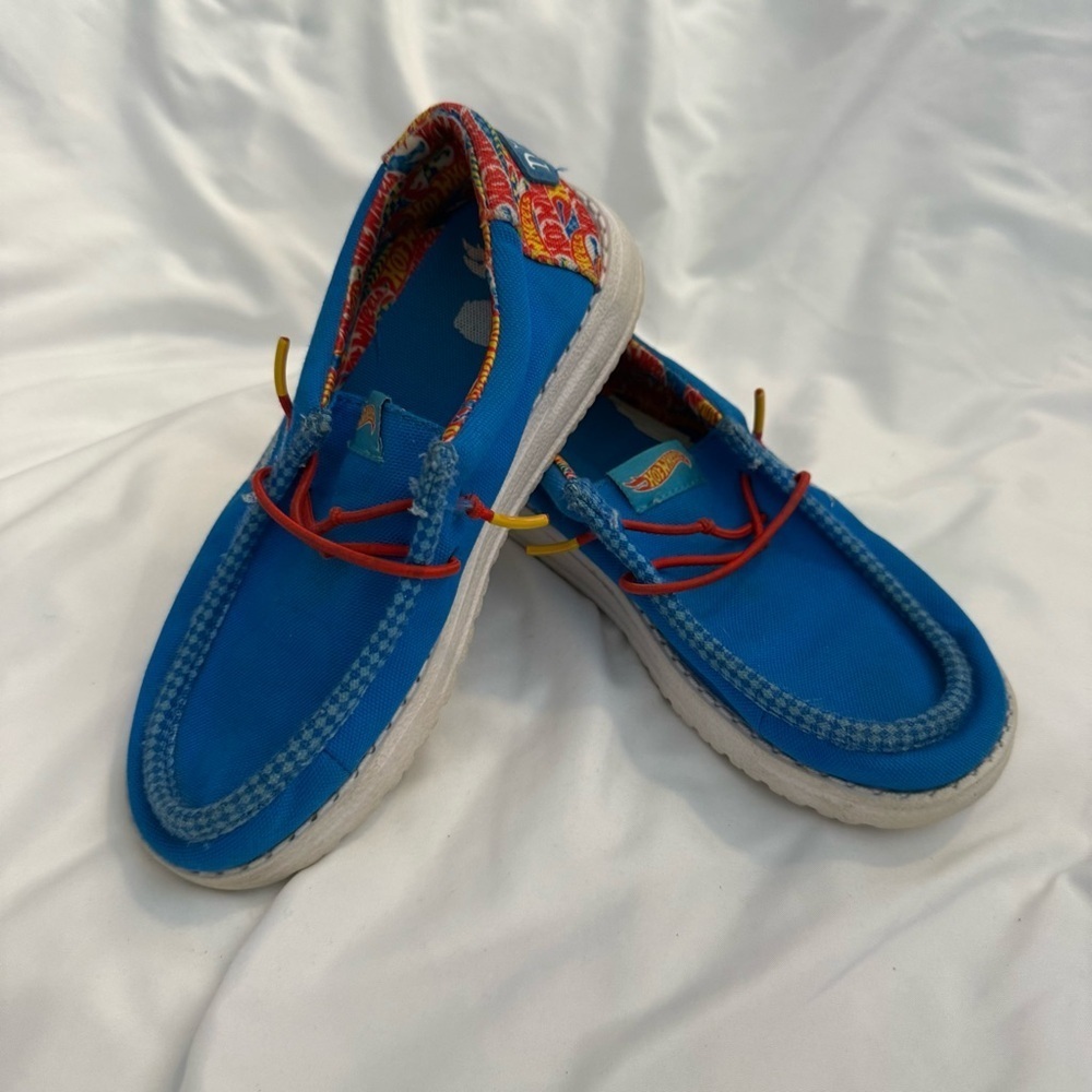 EUC Hey Dude's Kids Wally Hot Wheels